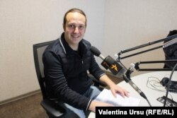 Jurnalistul Mădălin Necșuțu în studioul Europei Libere de la Chișinău