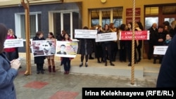 Протестная акция у здания Цхинвальского суда в поддержку Георгия Кабисова 5 февраля 2018 года (архивное фото)