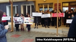 Протестная акция у здания Цхинвальского суда в поддержку Георгия Кабисова. 5 февраля 2018 года (архивное фото)
