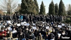 Students at Isfahan Industrial University protesting on January 15, 2020. Image from Twitter. 