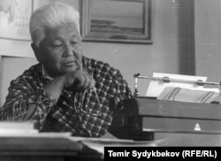 Кыргыз Республикасынын Баатыры, жазуучу Түгөлбай Сыдыкбеков (1912 – 1997).