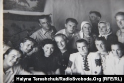 На спецпоселенні. 1956 рік Богдан Климчак( з права на ліво – четвертий, в першому ряді)