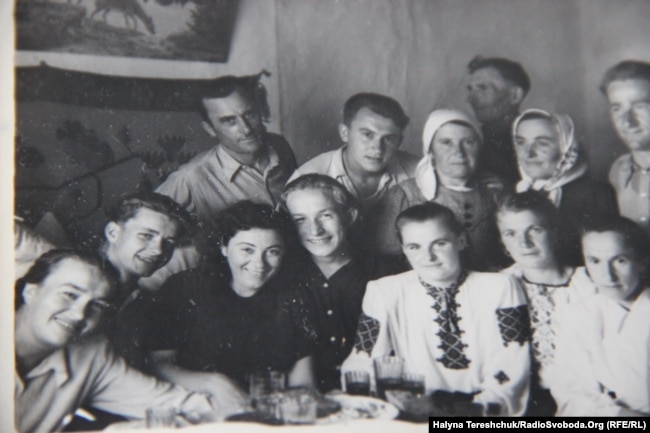 На спецпоселенні. 1956 рік Богдан Климчак( з права на ліво – четвертий, в першому ряді)