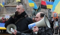 Василь Сліпак на акції щодо підтримки України, Париж, 28 лютого 2016 року