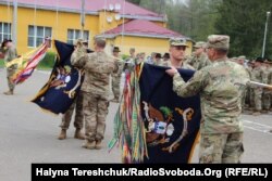 Американські десантники розгортають бойові прапори