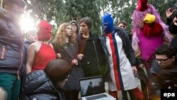 Pussy Riot панк гуруҳининг аъзолари Надежда Толоконникова ва Мария Алёхина.