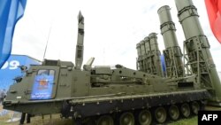 Установка С-300ВМ на передньому плані (з двома пусковими), архівне фото