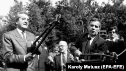Угорський міністр закордонних справ Дюла Горн (праворуч) і його австрійський колега Алоїс Мок перерізають колючий дріт на угорсько-австрійському кордоні, руйнуючи «залізну завісу». Фертокарош, червень 1989 року