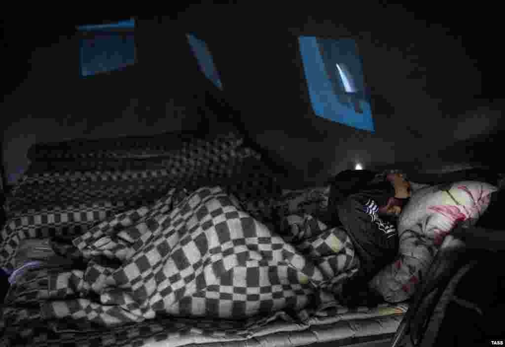 При необходимости люди могут переночевать в палаточном лагере