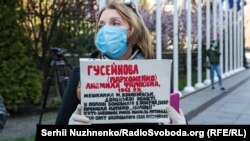 Акція родичів полонених «Давайте поговоримо» під президентським офісом. Квітень 2020 року