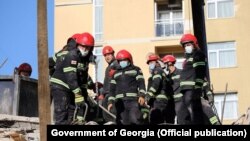Илустрација, спасувачи бараат преживеани откако се урна зграда 
