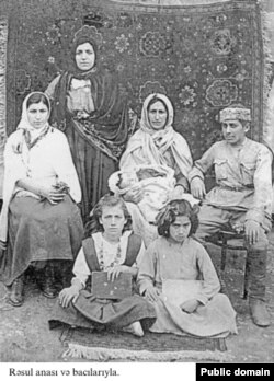 Rəsul Rza anası və bacıları ilə