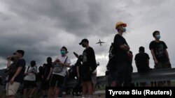 Участники акций протеста у аэропорта Гонконга