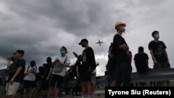 Demonstranti ispred aerodroma u Hong Kongu, 1. septembar 2019. 