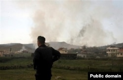 Një ushtar i Shqipërisë në Gërdec, ku ndodhi shpërthimi në depon e armëve.