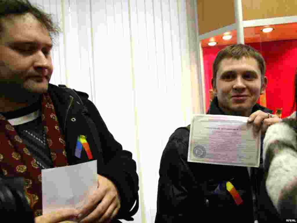Члены трансрадикальной партии на избирательном участке. Москва, 2 декабря 2007 года.