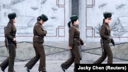 زنان سرباز کره شمالی در نزدیکی مرز این کشور با چین