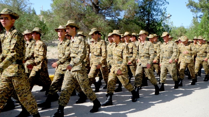 Türkmenistanda erkekleri harby gullukdan boşatmak we harby gulluga çagyrmak permanyna gol çekildi