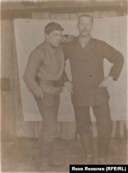 Выпускник Томского учительского института П.А. Афанасьев (справа). 1910 г.