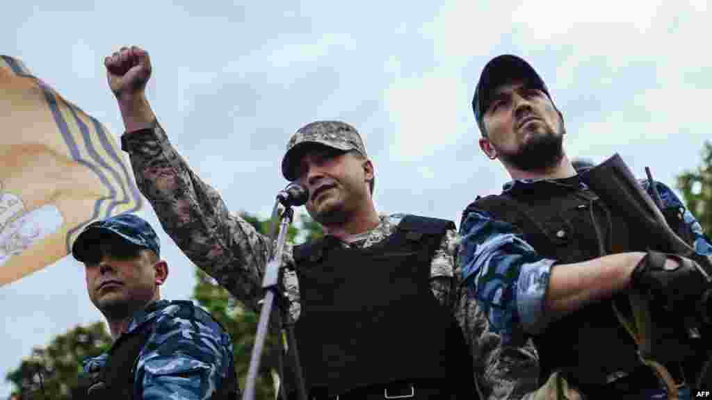 В понедельник пророссийские сепаратисты в Луганске обнародовали результаты так называемого референдума, организованного ими 11 мая. По их данным, за федерализацию Луганской области проголосовали почти 96 процентов участников опроса. В Донецке пророссийские активисты в Донецке объявили, что почти 89,7 процента проголосовали за самоуправление при явке около 75 процентов от общего числа избирателей. Предварительные итоги подсчета голосов были оглашены всего через два часа после закрытия избирательных участков. Власти в Киеве и большинство стран Запада считают прошедшие в двух областях Украины - Донецкой и Луганской - выборы нелегитимными
