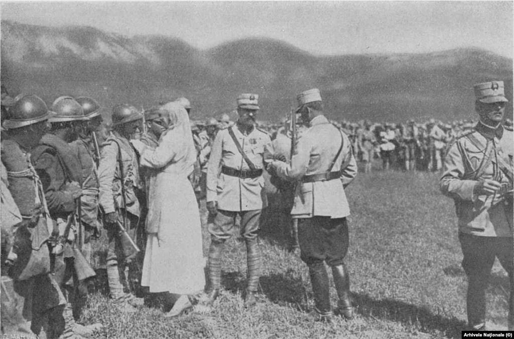 Regina Maria decorează soldații de pe frontul din Moldova în vara lui 1917 
