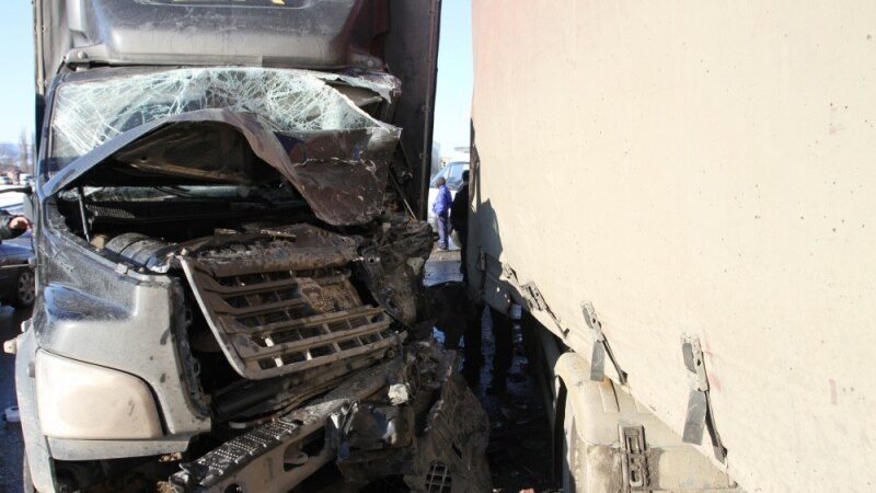 Под Симферополем столкнулись три машины, водителя зажало в салоне (+фото, видео)