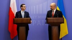 Mateusz Morawiecki lengyel miniszterelnök (b) és Denisz Smihal ukrán miniszterelnök Kijevben 2022. február 1-jén