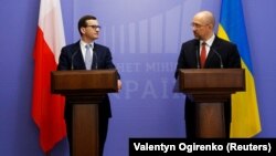 Голови урядів Польщі та України Матеуш Моравецький (л) і Денис Шмигаль, Київ, 1 лютого 2022 року