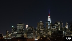 Панорама нічного Нью-Йорка після терактів 13 листопада у Франції, шпиль одного із хмарочосів – у кольорах французького прапора