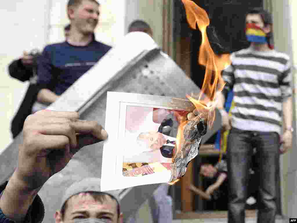 Протестующие штурмуют резиденцию президента в центре Кишинева. Сжигание фотографии президента Владимира Воронина