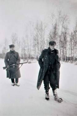 Красноармеец конвоирует немецкого военнопленного. 1941. Фото Сергея Струнникова.