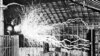 Первым над созданием электромагнитного оружия задумался Никола Тесла. В лаборатории Теслы в Колорадо-Спрингс, США. 1900 годы