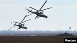 Elicoptere militare ucrainene la un exercițiu pe poligonul de la Șiroki Lan în regiunea Mikolaiv