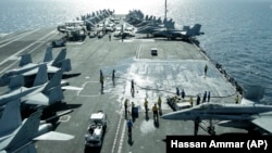 تصویری از ناو هواپیمابر آبراهام لینکن در زمان حضورش در خلیج فارس در سال ۲۰۱۲؛ این ناو آمریکایی به تازگی بار دیگر به خلیج فارس اعزام شده است.