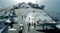تصویری از ناو هواپیمابر آبراهام لینکن در زمان حضورش در خلیج فارس در سال ۲۰۱۲؛ این ناو آمریکایی به تازگی بار دیگر به خلیج فارس اعزام شده است.