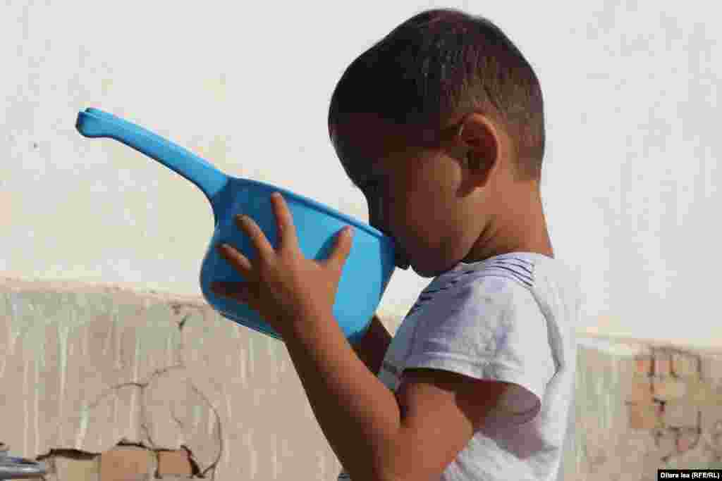 Ребенок пьет воду.