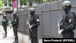 Jako policijsko obezbeđenje pred početak suđenja za slučaj 'državni udar', arhivska fotografija, 9. maj 2019.