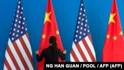 Флаги США и Китая.