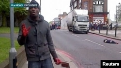 Кадр любительського відео: нападник зі скривавленими руками відразу після вбивства говорить на камеру ісламістські гасла, Лондон, 22 травня 2013 року