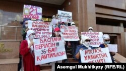 Многодетные матери у входа в здание министерства труда и соцзащиты. Нур-Султан, 8 июня 2020 года.