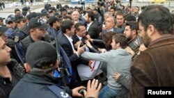Парламент спикерине нааразылык билдирип, парламент имаратына келгендер полиция менен тирешүүдө. Анкара, 26-апрель, 2016-жыл. 