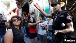 LGBT hüquqları fəalları qürur yürüşü üçün toplaşmağa çalışarkən çevik polis alayı insanları dağıdır. 2017