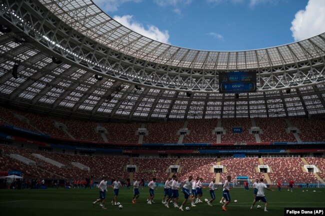 Збірна Росії під час тренування на стадіоні «Лужники» в Москві, 13 червня 2018 року