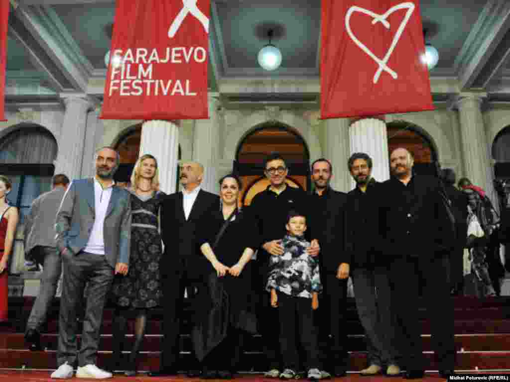 جم ییلماز، هنرپیشه، کمدین و فیلمساز ترک(از سمت راست نفر دوم) و ییلماز اردوغان، فیلم‌ساز کارگردان و شاعر ترک (نفر اول از سمت چپ) در جشنواره فیلم سارایوو