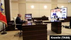 Президент РФ Владимир Путин проводит телеконференцию с региональными чиновниками 