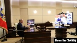 Президент России Владимир Путин проводит видеоконференцию с чиновниками из регионов в своей резиденции под Москвой, 30 марта 2020 года.