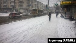 Снег в Симферополе. Архивное фото
