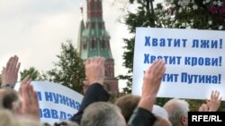Таким был митинг памяти жертв бесланской трагедии в Москве год назад. В этом году на «Чистых прудах» будут пофамильно вспоминать всех погибших