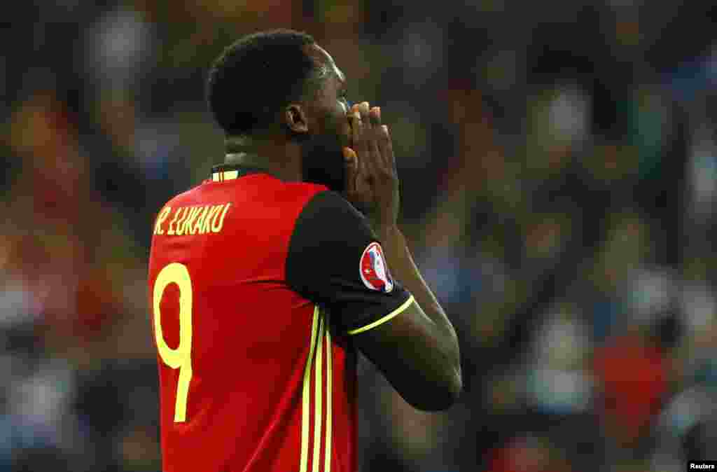 Belçika millisi 53-cü dəqiqədə hesabı açmağa çox yaxın idi.Amma Romelu Lukaku bu şansdan istifadə edə bilmədi. Əslində yaxşı fikirləşmişdi, topu qapının uzaq küncünə yönəldi. Amma hər şey İtaliya millisi üçün yaxşı qurtardı.