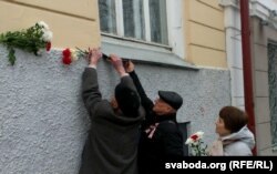 Каля мэмарыяльнай дошкі ў гонар Васіля Быкава